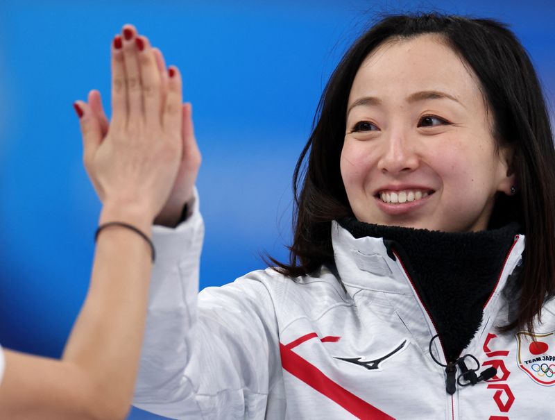 &copy; Reuters. 　２０２２年北京冬季五輪は１１日、カーリング女子の１次リーグを行い、日本はカナダに８─５で勝利を収め、１勝１敗とした。写真はスキップの藤沢五月（２０２２年　ロイター）