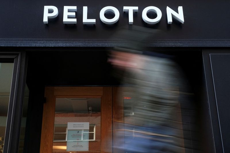 &copy; Reuters. FILE PHOTO - A person walks past a Peloton store in the Manhattan borough of New York City, U.S., January 25, 2022.  REUTERS/Carlo Allegri