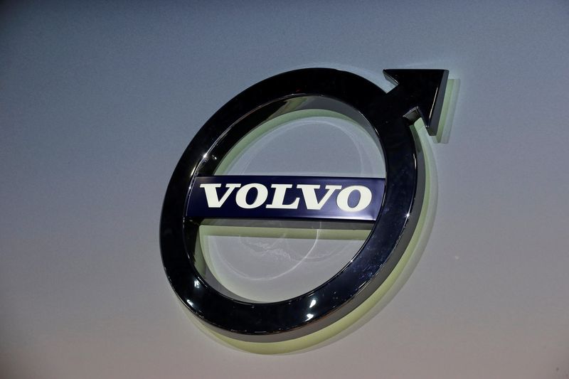 &copy; Reuters. The Volvo logo is seen during the media preview of the 2016 New York International Auto Show in Manhattan, New York, March 24, 2016. REUTERS/Brendan McDermid/File Photo