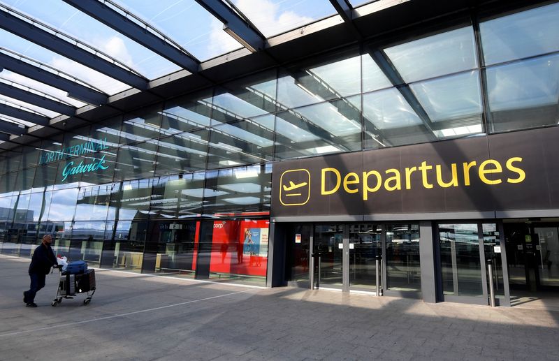 &copy; Reuters. FOTO DE ARCHIVO: El área de llegadas del aeropuerto de Gatwick, Reino Unido, el 10 de julio de 2020. REUTERS/Toby Melville