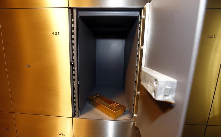 &copy; Reuters. Imagen de archivo de un lingote de oro en una caja de seguridad de la firma ProAurum en Múnich, Alemania. 3 marzo 2014. REUTERS/Michael Dalder