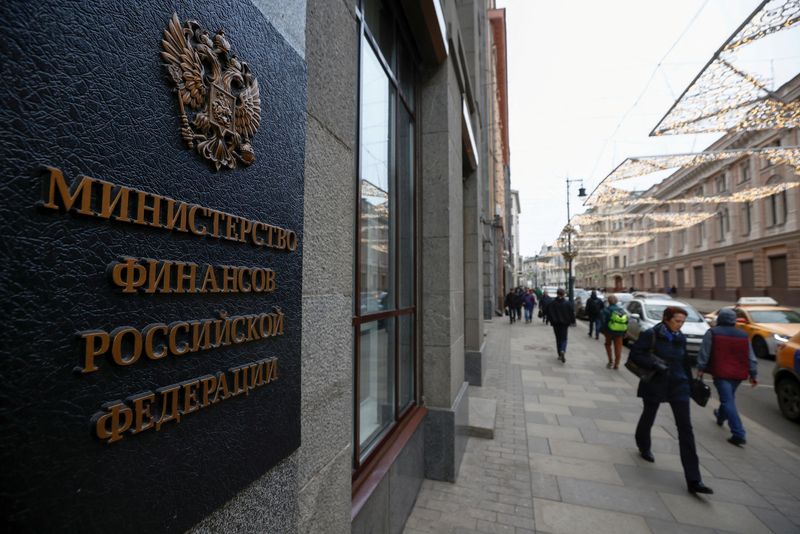 &copy; Reuters. FILE PHOTO: Pedestrians walk past Russia's Finance Ministry building in Moscow, Russia March 30, 2021. A sign reads: "Ministry of Finance of the Russian Federation". REUTERS/Maxim Shemetov/File Photo