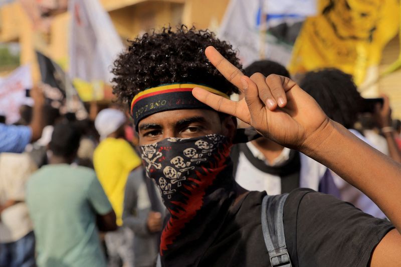 &copy; Reuters. متظاهر يسير خلال مسيرة احتجاجية ضد الحكم العسكري بعد الانقلاب في الخرطوم  يوم الخميس. تصوير: محمد نور الدين عبد الله - رويترز. 