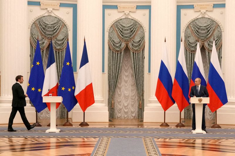 Кремль: Встреча Макрона и Путина проходила за длинным столом из-за отказа лидера Франции от теста на COVID в РФ