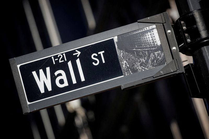 © Reuters. FILE PHOTO: A street sign for Wall Street is seen in the financial district in New York, U.S., November 8, 2021.  REUTERS/Brendan McDermid/File Photo