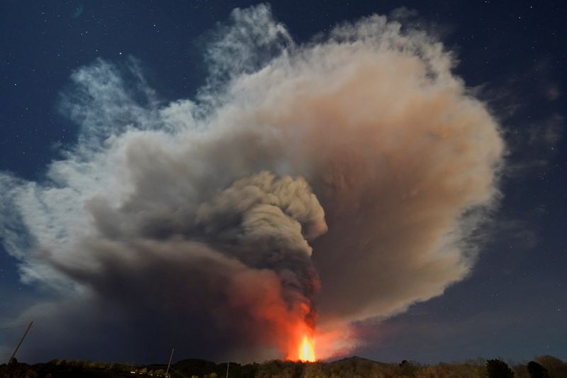 &copy; Reuters. Vista general de una erupción del volcán sudeste de Etna, visto desde Nicolisi, Italia. 10 de febrero, 2022. REUTERS/Antonio Parrinello