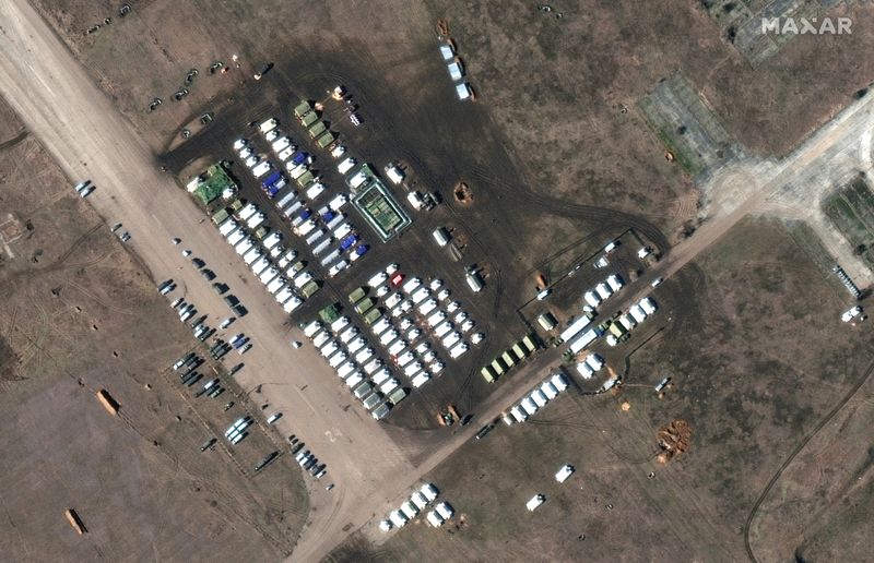 &copy; Reuters. Una imagen satelital muestra un acercamiento a tropas y equipos en la base aérea Oktyabrskoye en Crimea. 10 de febrero, 2022. Maxar Technologies/Handout via REUTERS   ATENCIÓN EDITORES - ESTA IMAGEN FUE PROVISTA POR UNA TERCERA PARTE. NO DISPONIBLE PARA