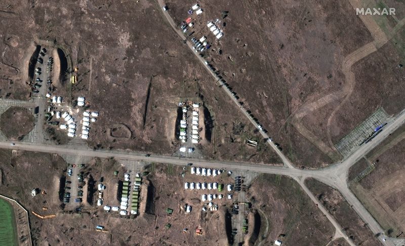 &copy; Reuters. Una imagen de satélite muestra un campamento de tiendas de campaña y equipos en el extremo sur de la base aérea de Oktyabrskoye, Crimea, 10 de febrero de 2022. REUTERS/Maxar Technologies 