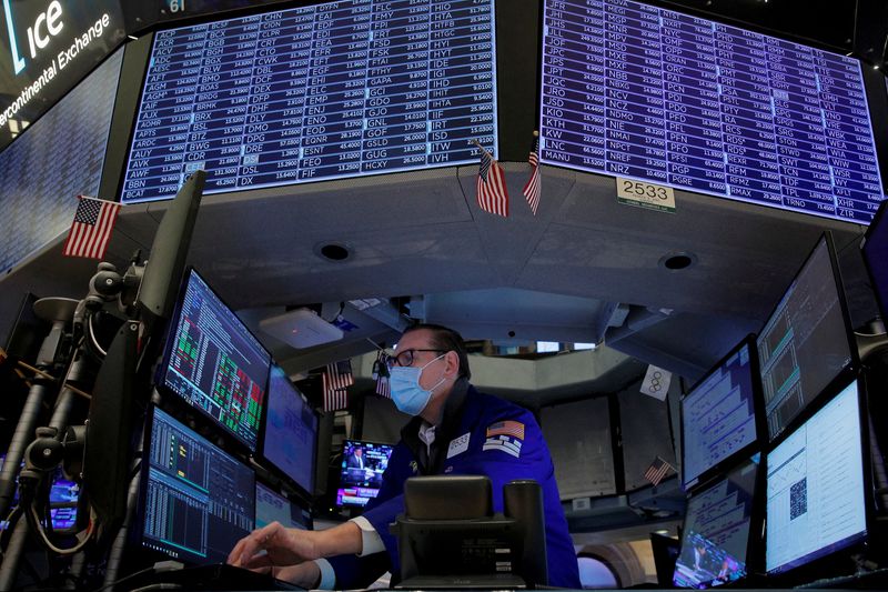 &copy; Reuters. FILE PHOTO: Traders work on the floor of the New York Stock Exchange (NYSE) in New York City, U.S., January 25, 2022.  REUTERS/Brendan McDermid/File Photo