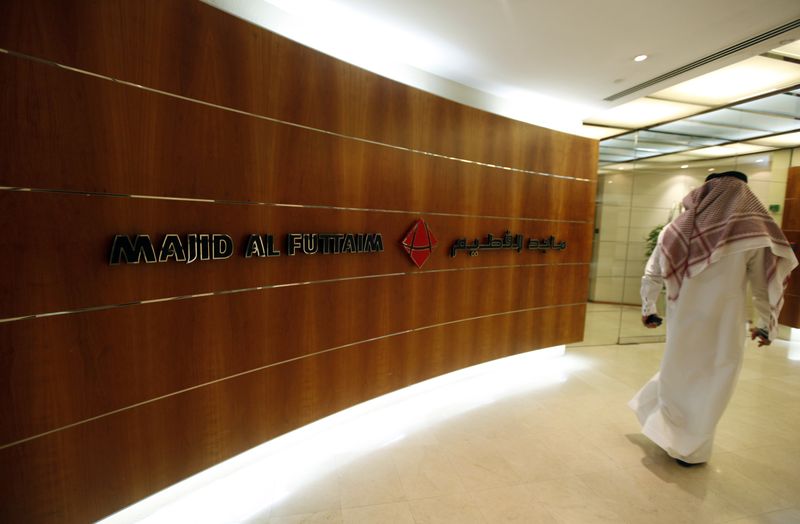 © Reuters. شعار سابق لشركة ماجد الفطيم في مقرها في دبي في صورة من أرشيف رويترز.