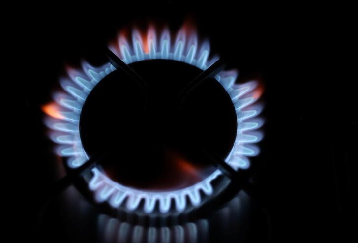 &copy; Reuters. Flames come out of a domestic gas ring of an oven in Durham, Britain, September 23, 2021. REUTERS/Lee Smith