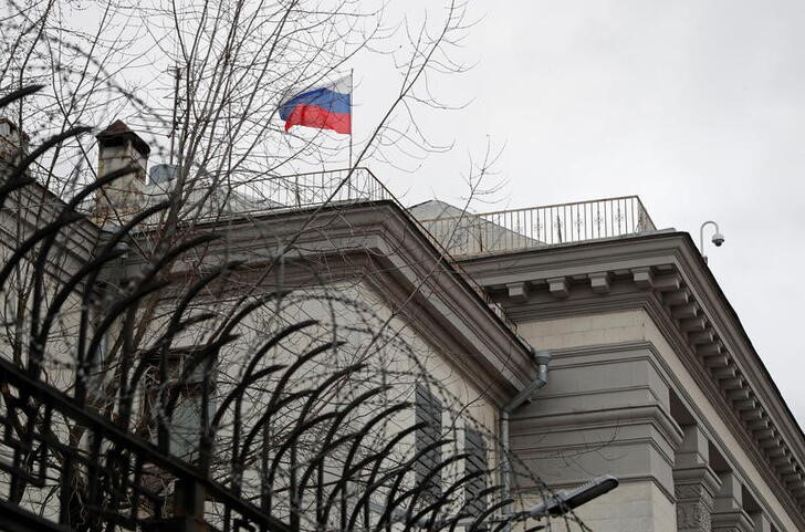 &copy; Reuters. The national flag flutters at the Russian embassy in Kyiv, Ukraine February 10, 2022.  REUTERS/Valentyn Ogirenko