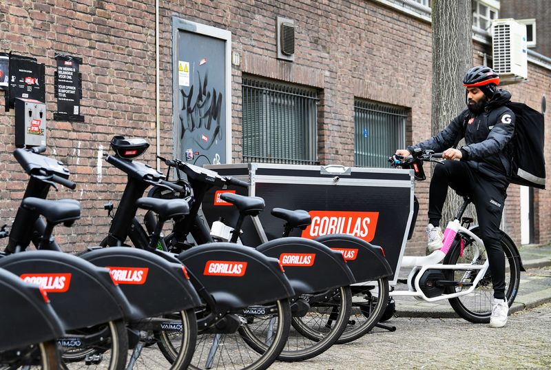 &copy; Reuters. A courier of the fast grocery deliverer Gorillas parks a bike as Amsterdam and Rotterdam have moved to ban new "dark store" delivery hubs in the city centres, in Rotterdam, Netherlands February 8, 2022. REUTERS/Piroschka van de Wouw
