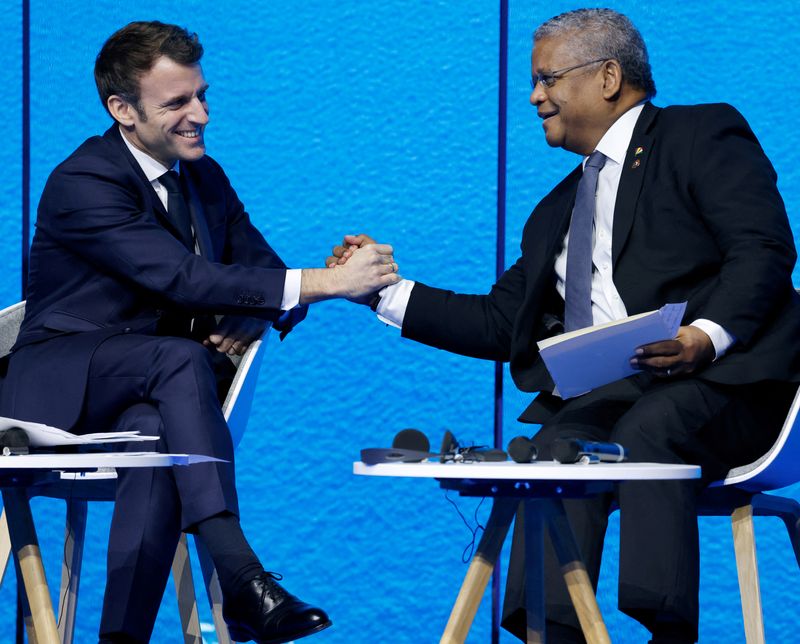 &copy; Reuters. Emmanuel Macron et le président des Seychelles Wavel Ramkalawan lors du sommet "One Ocean Summit" organisé dans le cadre de la présidence française du Conseil de l'Union européenne, qui s'achève ce vendredi à Brest (Finistère). La France, l'Allema