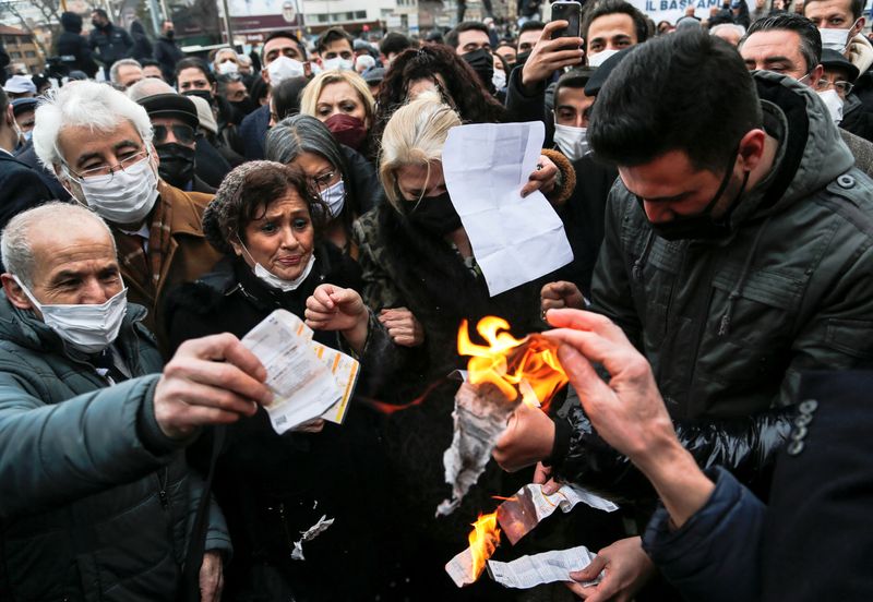 &copy; Reuters. Cidadãos queimam contas de luz em protesto contra altos preços da energia, em Ancara, Turquia
09/02/2022
REUTERS/Cagla Gurdogan