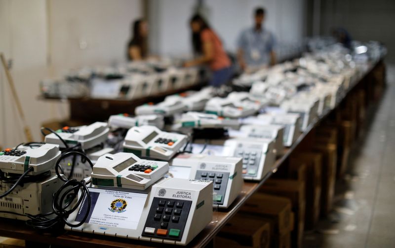 &copy; Reuters. Urnas eletrônicas em Curitiba
22/10/2018 REUTERS/Rodolfo Buhrer