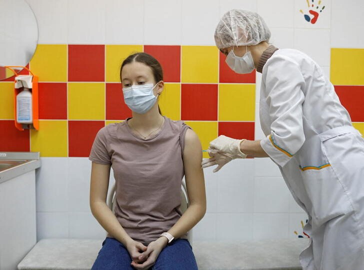 &copy; Reuters. A teenager receives a dose of Sputnik M (Gam-COVID-Vac-M) vaccine against the coronavirus disease (COVID-19) at a clinic in Nizhny Novgorod, Russia February 10, 2022. REUTERS/Anastasia Makarycheva