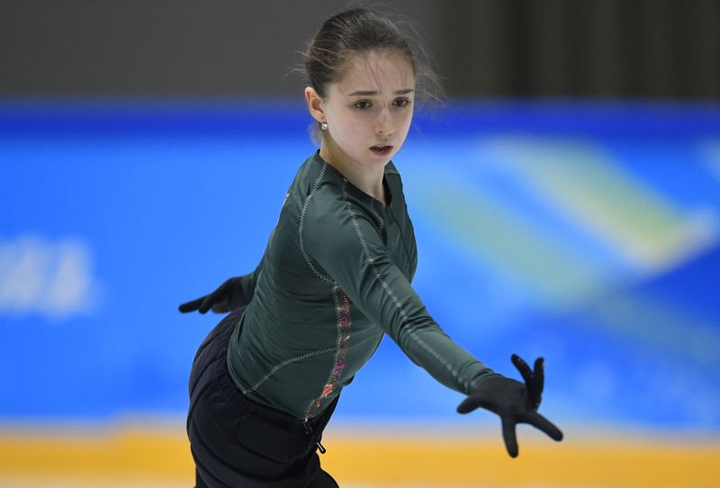 &copy; Reuters. L'agence antidopage russe (Rusada) enquête sur le personnel d'encadrement de la patineuse Kamila Valieva, après que celle-ci a été contrôlée positive à la trimetazidine, rapporte vendredi l'agence Tass. /Photo prise le 10 février 2022/REUTERS/Toby