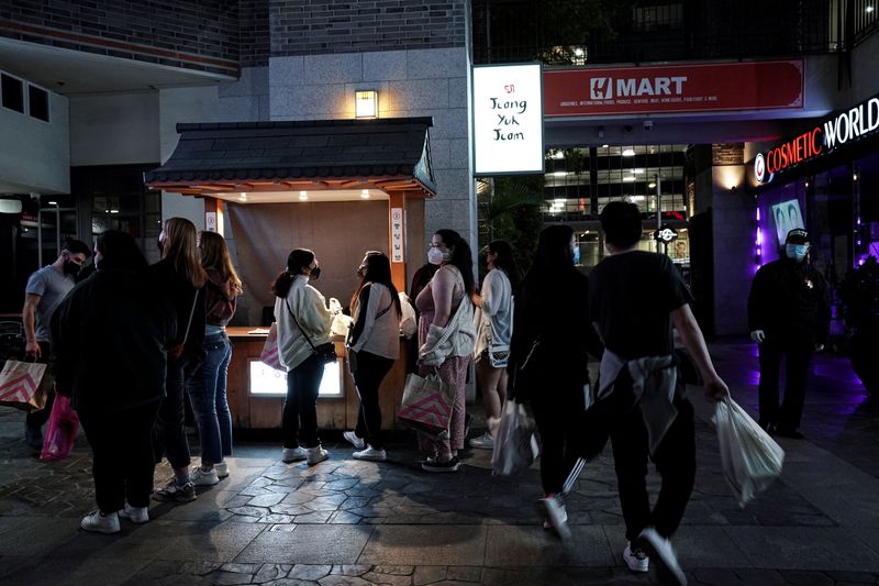 &copy; Reuters. Consumidores fazem compras em bairro de Koreatown, em Los Angeles, Califórnia
29/01/2022
REUTERS/Bing Guan