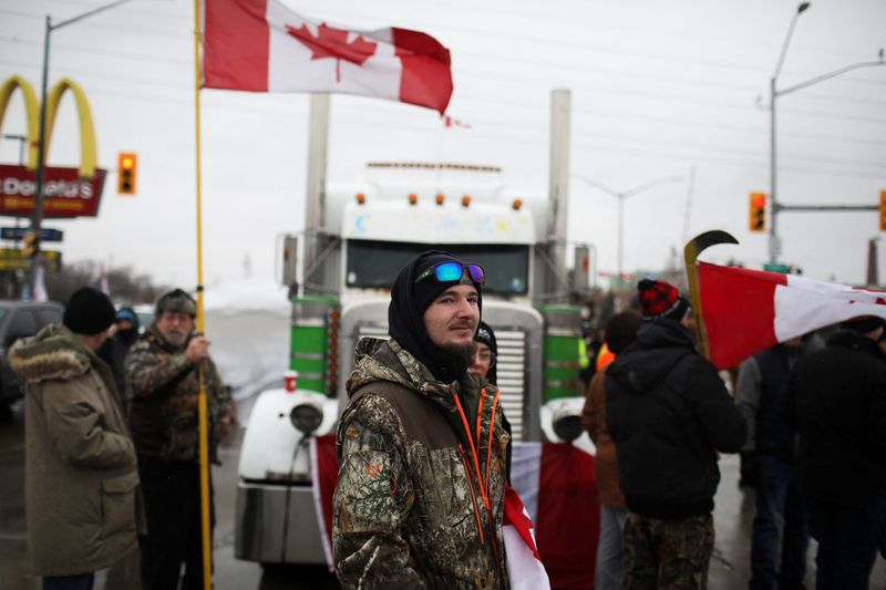 &copy; Reuters. محتجون يغلقون طريقا إلى جسر في اونتاريو يوم الجمعة. تصوير: كارلوس اوسوريو - رويترز. 