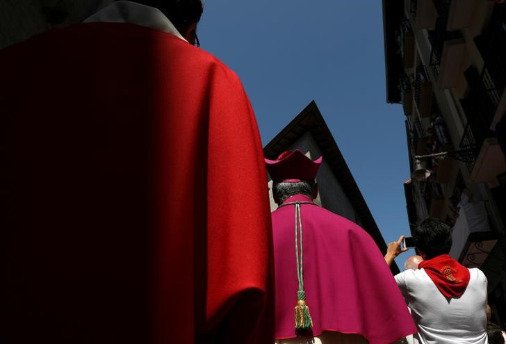&copy; Reuters. FOTO DE ARCHIVO. Miembros del clero participan en una procesión por el Festival de San Fermín en Pamplona, Navarra, España. REUTERS/Susana Vera