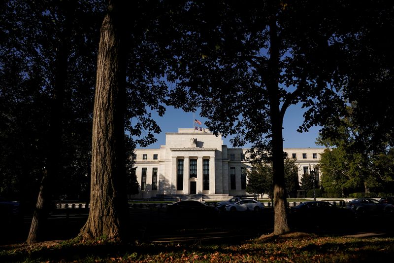 © Reuters. The Federal Reserve building is seen in Washington, U.S., October 20, 2021. REUTERS/Joshua Roberts