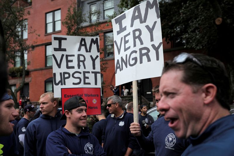 &copy; Reuters. FILE PHOTO: New York City Fire Department (FDNY) union members, municipal workers and others demonstrate during a protest against the city's COVID-19 vaccine mandates on Manhattan's Upper East Side in New York City, New York, U.S., October 28, 2021. REUTE