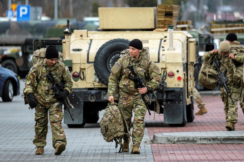 &copy; Reuters. FILE PHOTO: U.S. soldiers from the 82nd Airborne Division walk near the G2A Arena following their arrival at Rzeszow-Jasionka Airport, in Jasionka, Poland February 8, 2022. Patryk Ogorzalek/Agencja Wyborcza.pl via REUTERS 