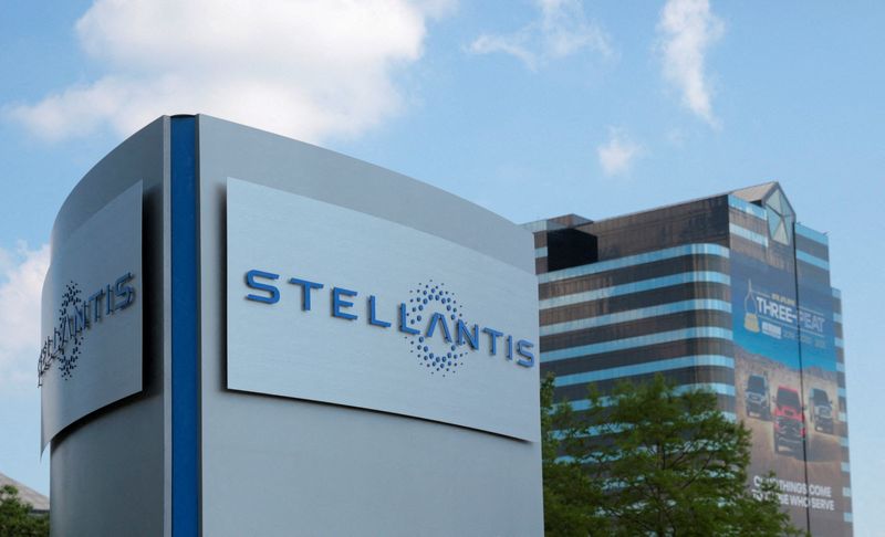 &copy; Reuters. FILE PHOTO: A Stellantis sign is seen outside its headquarters in Auburn Hills, Michigan, U.S., June 10, 2021.   REUTERS/Rebecca Cook