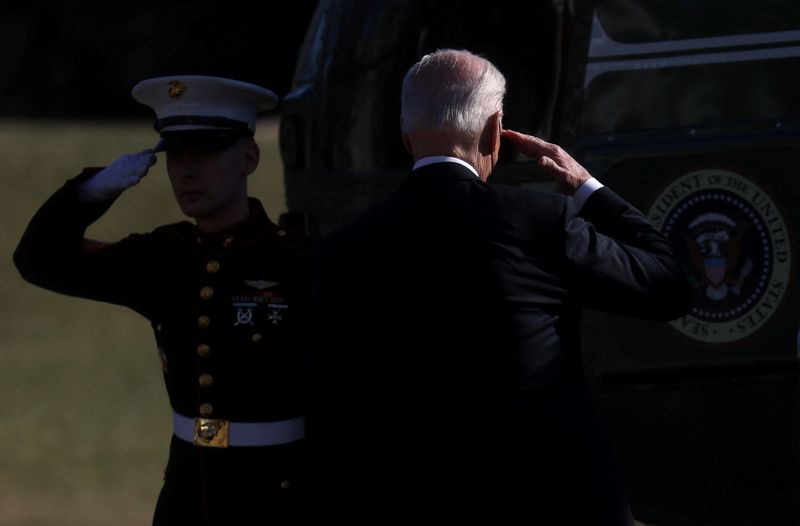 &copy; Reuters. El presidente de Estados Unidos, Joe Biden, saluda a un marine antes de subir al Marine One para viajar a Camp David desde la Casa Blanca en Washington, Estados Unidos. 11 de febrero de 2022. REUTERS/Leah Millis
