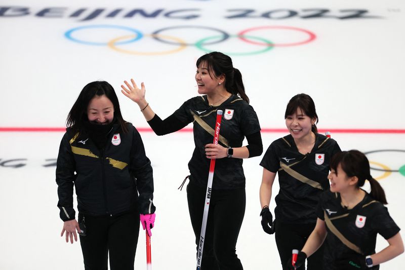 &copy; Reuters. 　２０２２年北京冬季五輪、カーリング女子の１次リーグで日本（写真）はデンマークを８─７で下し、２連勝で２勝１敗とした（２０２２年　ロイター）