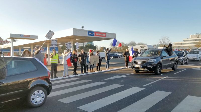 French COVID protest convoy defies Paris stay-away order