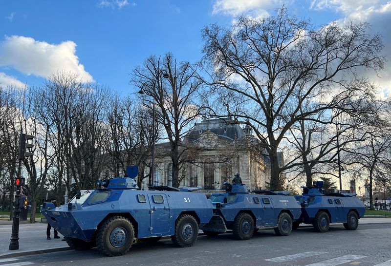 &copy; Reuters. Plusieurs centaines de véhicules participant au mouvement de protestation des "convois de la liberté" ont été interceptés samedi par les forces de l'ordre aux portes de Paris et sur le boulevard périphérique de la capitale, a annoncé la préfectur