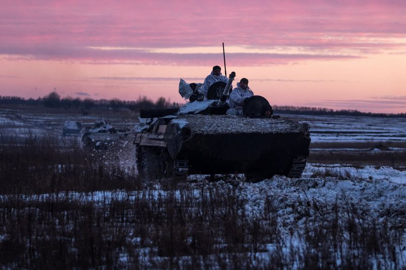 &copy; Reuters. Miembros del servicio de las Fuerzas Armadas ucranianas conducen vehículos blindados durante ejercicios militares en la región de Chernihiv, Ucrania, en esta imagen distribuida y publicada el 12 de febrero de 2022. Servicio de prensa de las Fuerzas Arma