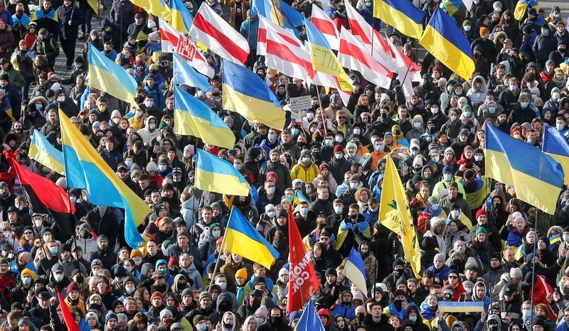 &copy; Reuters. Gente participa en la Marcha de la Unidad, una procesión para demostrar el espíritu patriótico de los ucranianos en medio de las crecientes tensiones con Rusia, en Kiev, Ucrania, el 12 de febrero de 2022. REUTERS/Valentyn Ogirenko