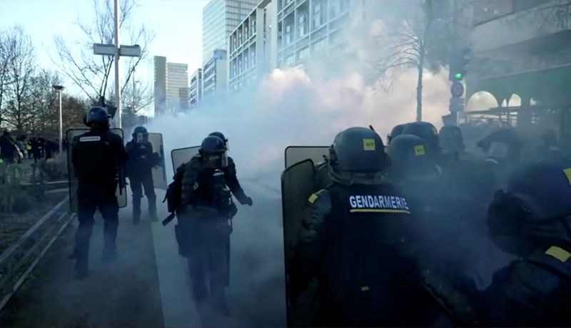 © Reuters. Les forces de l'ordre ont utilisé du gaz lacrymogène samedi pour disperser des manifestants présents aux abords de l'avenue des Champs-Elysées à Paris, alors que 7.200 policiers et gendarmes avaient été déployés pour empêcher les 