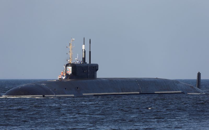 &copy; Reuters. FOTO DE ARCHIVO-El submarino de misiles balísticos de propulsión nuclear K-549 Knyaz Vladimir llega para el desfile del Día de la Marina en Kronstadt, Rusia. 16 de julio de 2021.  REUTERS/Igor Russak