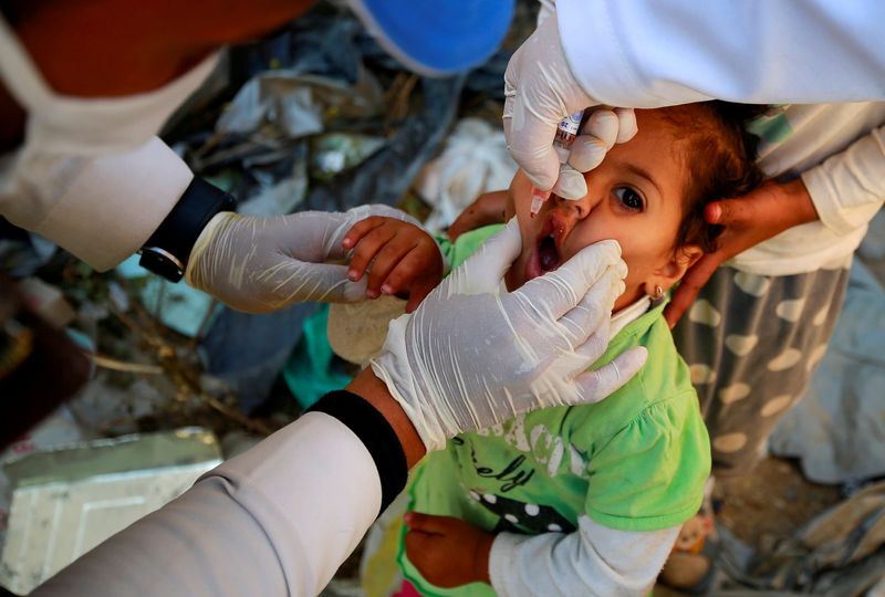 &copy; Reuters. تطعيم طفلة بلقاح مضاد لشلل الأطفال في في العاصمة اليمنية صنعاء. صورة من أرشيف رويترز.