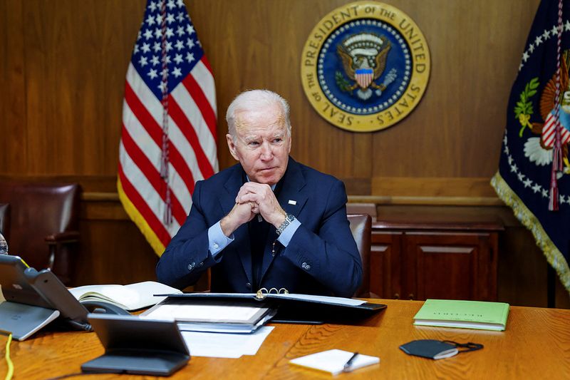 © Reuters. U.S. President Joe Biden speaks on the phone with Russia's President Vladimir Putin about a possible Russian invasion of Ukraine, as Biden spends the weekend at the U.S. presidential retreat at Camp David, in this official White House handout photo released after the call took place in Thurmont, Maryland, U.S., February 12, 2022. The White House/Handout via Reuters 