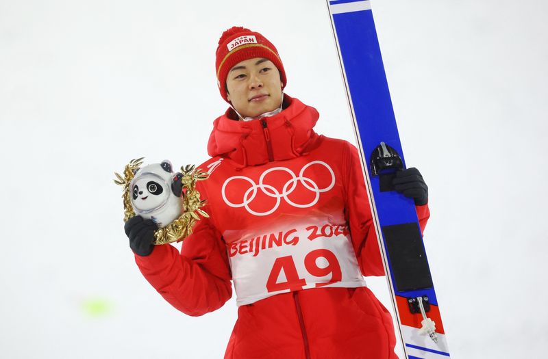 &copy; Reuters. 　北京冬季五輪は１２日、ノルディックスキーのジャンプ男子個人ラージヒル（ヒルサイズ＝ＨＳ１４０メートル）を行い、個人ノーマルヒルの金メダリスト、小林陵侑は銀メダルを獲得し
