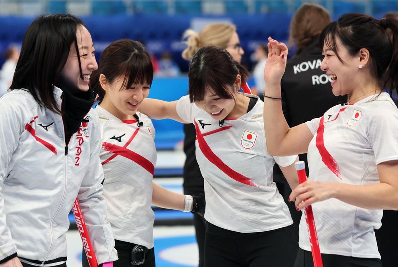 &copy; Reuters. 　北京冬季五輪は１２日、カーリング女子１次リーグを行い、２大会連続のメダルを目指す日本のロコ・ソラーレはロシア・オリンピック委員会（ＲＯＣ）を１０─５で下した（２０２２年