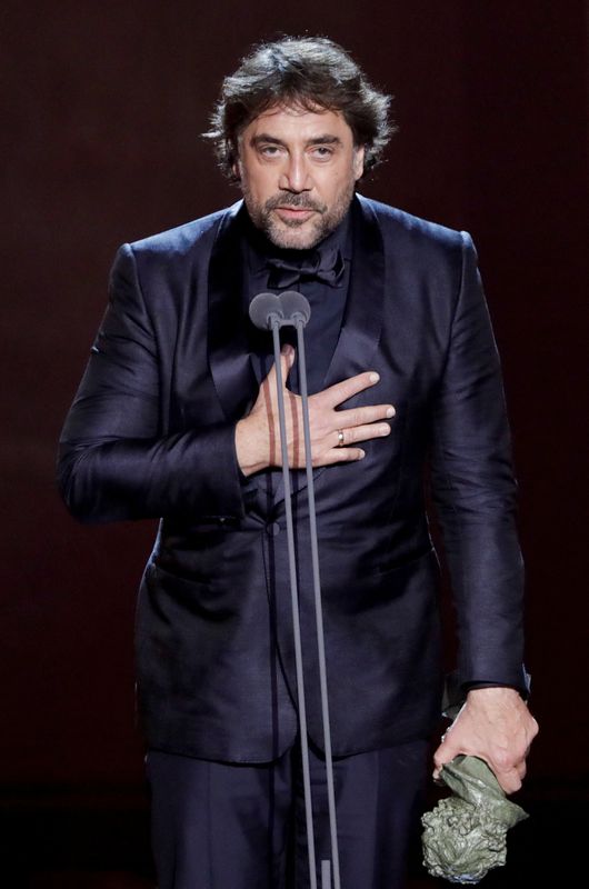 &copy; Reuters. الممثل الإسباني خافيير بارديم يحصل على جائزة أفضل ممثل في مهرجان جويا السينمائي الإسباني في فالنسيا يوم الأحد. تصوير: إيفا مانز - رويترز.