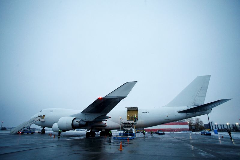 © Reuters. طائرة تحمل مساعدات عسكرية تم تسليمها كجزء من المساعدة الأمنية للولايات المتحدة لأوكرانيا تقف في مطار بوريسبيل الدولي خارج كييف في الخامس من فبراير شباط 2022. تصوير: فالنتين أوجيرينكو - رويترز.