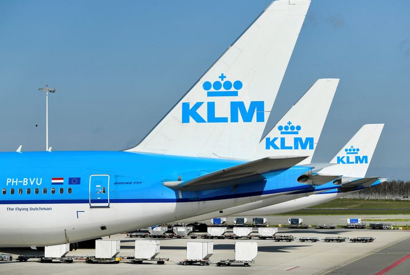 &copy; Reuters. FOTO DE ARCHIVO: Aviones de KLM se ven estacionados en el aeropuerto de Schiphol en Ámsterdam, Países Bajos. 2 de abril de 2020. REUTERS/Piroschka van de Wouw