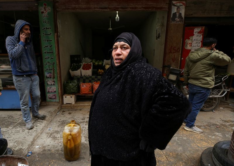 &copy; Reuters. أمونة البري تقف في أحد شوارع جرمانا في ضواحي دمشق يوم 25 يناير كانون الثاني 2022. تصوير: يمام الشاعر - رويترز.