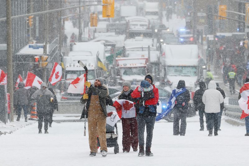 &copy; Reuters. Manifestantes caminan por el centro de la ciudad mientras los camioneros y sus partidarios siguen protestando por el mandato de vacunación contra la enfermedad del coronavirus (COVID-19), en Ottawa, Ontario, Canadá. 12 de febrero de 2022. REUTERS/Blair 