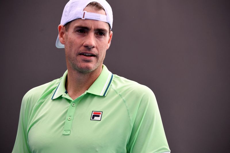 &copy; Reuters. FOTO DE ARCHIVO-Tenis - Abierto de Australia - Melbourne Park, Melbourne, Australia - 18 de enero de 2022. John Isner de los EEUU durante su partido de primera ronda contra Maxime Cressy de los EEUU. REUTERS/Morgan Sette