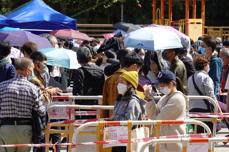 &copy; Reuters.   ２月１３日、ロイターの集計によると、新型コロナウイルスの感染者は世界全体で４億０９３９万人を超え、死者は６１８万０８８２人となった。香港の検査会場で１１日撮影（２０２２