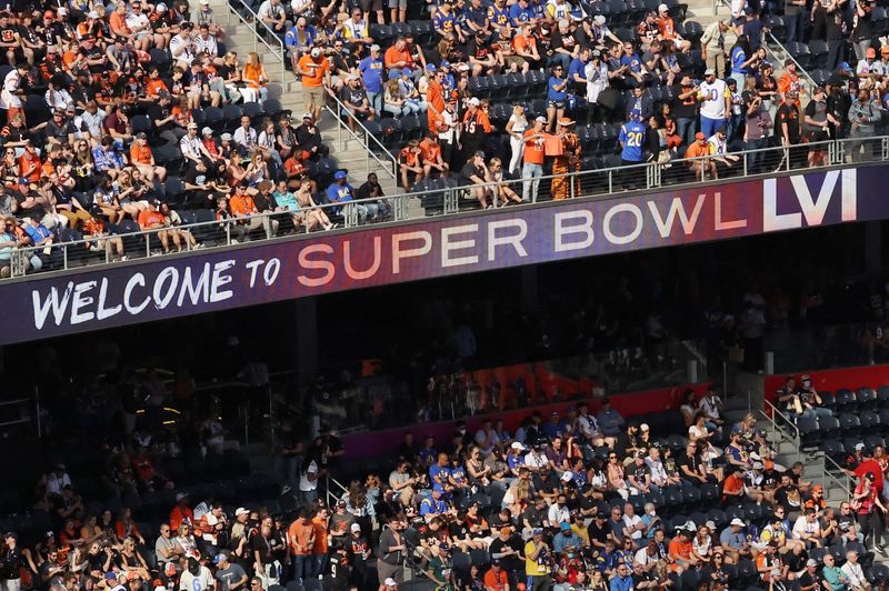 © Reuters. American Football  - NFL - Super Bowl LVI - Cincinnati Bengals v Los Angeles Rams - SoFi Stadium, Inglewood, California, United States - February 13, 2022 General view of fans inside the stadium before the game REUTERS/Mario Anzuoni