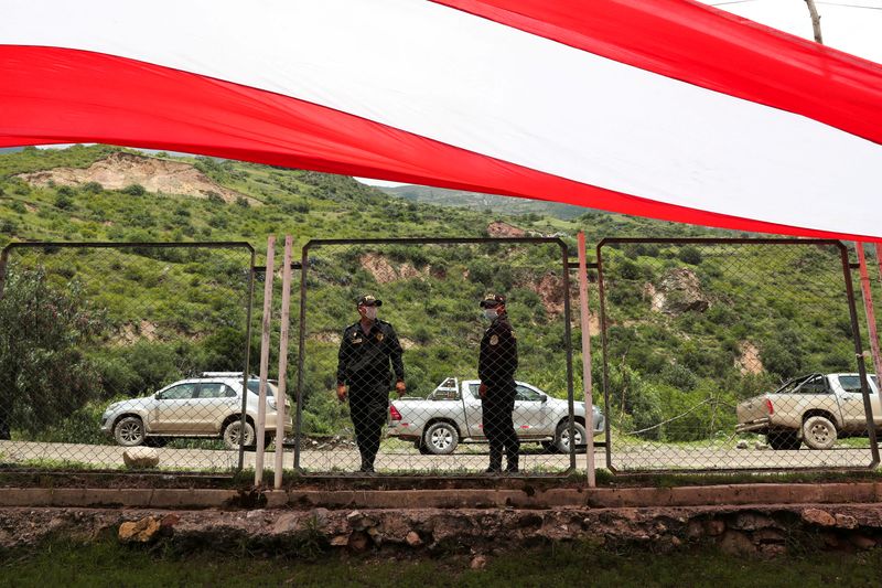 &copy; Reuters. FILE PHOTO: Police officers stand guard while people march as community leaders rejected a government proposal to prevent future blockades affecting the Las Bambas copper mine, in Sayhua, Peru January 17, 2022. REUTERS/Sebastian Castaneda